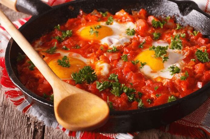 omletă cu roșii și ardei dulci