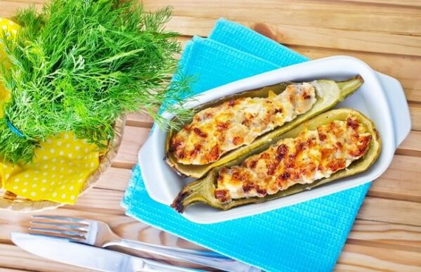 Dieta mediteraneană este bogată în mâncăruri din legume, precum dovleceii cu brânză feta