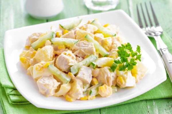 Salata de vară - un fel de mâncare ușor și neobișnuit în meniul dietei mediteraneene